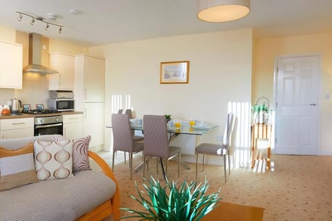 Kitchen or kitchenette, Living room, Seating area, Dining area, minibar, pet friendly, stove, toaster