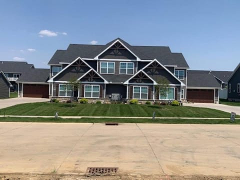 Charming Condo in Bettendorf Apartment in Bettendorf