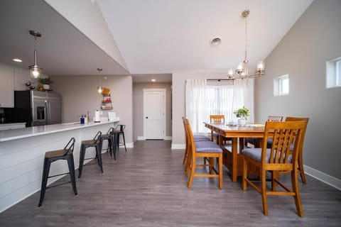 Charming Condo in Bettendorf Apartment in Bettendorf