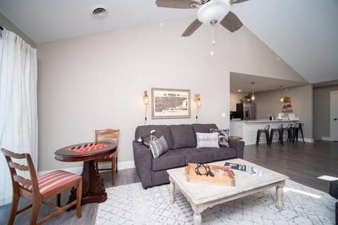 Charming Condo in Bettendorf Apartment in Bettendorf