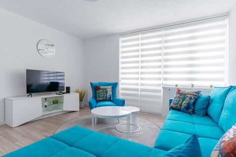 TV and multimedia, Living room, Seating area, Evening entertainment