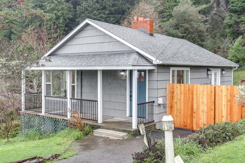 3 Mi to Reedsport Home with Umpqua River Views House in Gardiner