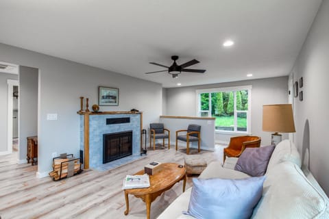 3 Mi to Reedsport Home with Umpqua River Views House in Gardiner