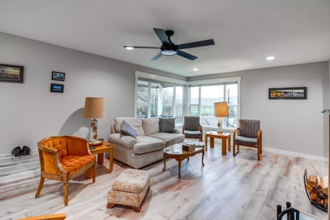 3 Mi to Reedsport Home with Umpqua River Views House in Gardiner