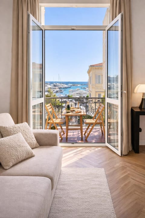 View (from property/room), Balcony/Terrace, Living room, Sea view