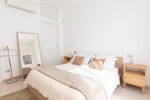 Bed, Photo of the whole room, Bedroom, wardrobe, air conditioner