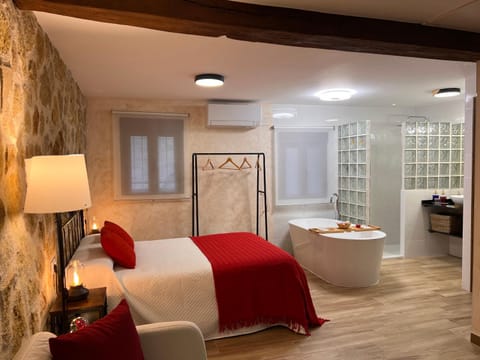 Bed, Bathroom, Photo of the whole room, Bedroom, Bath, towels