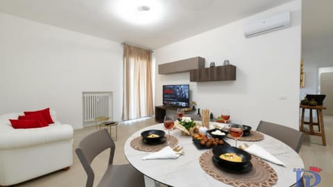 TV and multimedia, Living room, Seating area, Dining area, air conditioner