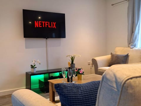 Communal lounge/ TV room, TV and multimedia, Living room, Seating area, Evening entertainment