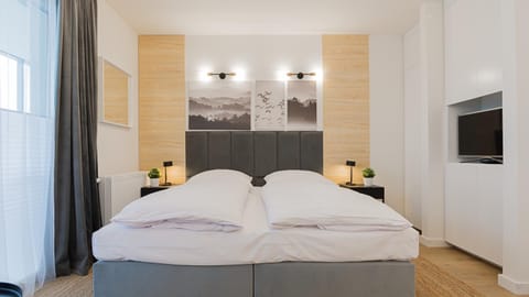 Bed, TV and multimedia, Photo of the whole room, Bedroom