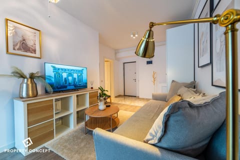 Bed, TV and multimedia, Living room, Photo of the whole room, Seating area, Bedroom