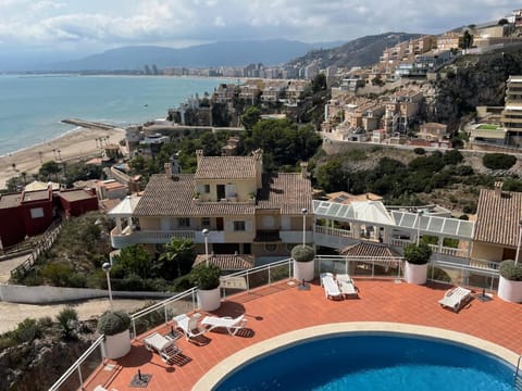 Property building, Patio, Nearby landmark, Day, Natural landscape, Bird's eye view, Beach, City view, Mountain view, Pool view, Sea view, Swimming pool, Swimming pool, sunbed