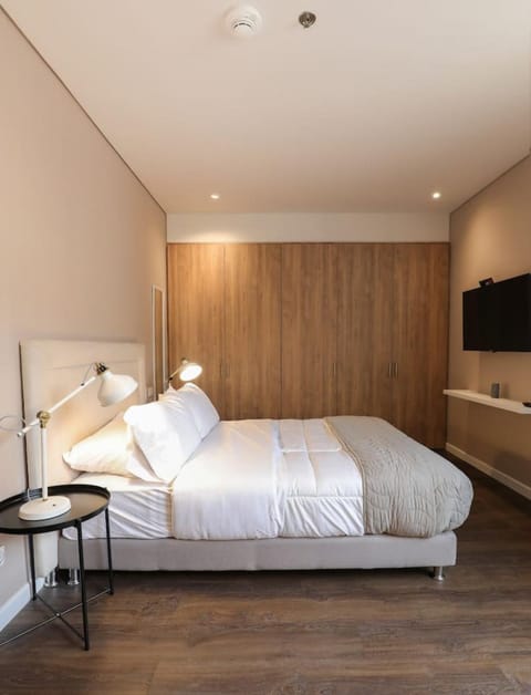 Bed, TV and multimedia, Photo of the whole room, Bedroom