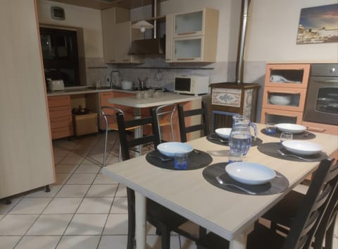 Kitchen or kitchenette, Dining area, minibar, pet friendly, stove