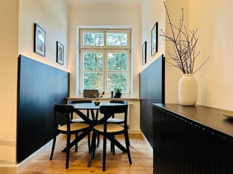 Seating area, Dining area, Food, City view