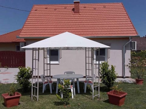 Property building, Summer, Garden