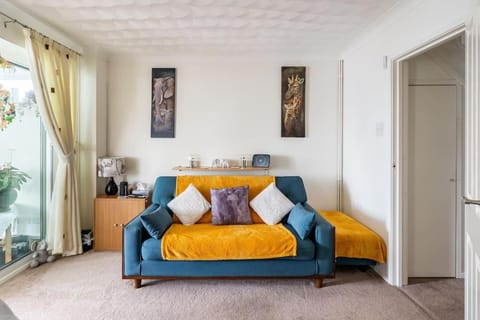 Spacious 3bed semi/Gamesroom/Drive/10mins to City House in Wrexham