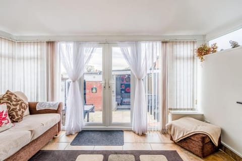 Spacious 3bed semi/Gamesroom/Drive/10mins to City House in Wrexham