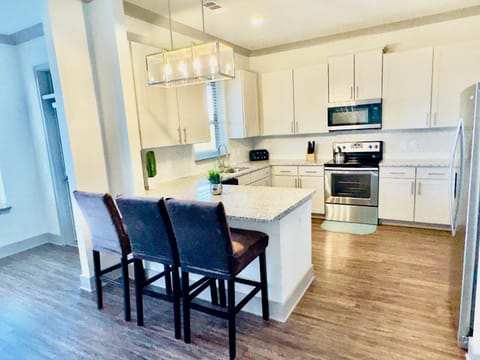 Buckhead Quarters- Spacious with Private Balcony Apartment in Buckhead