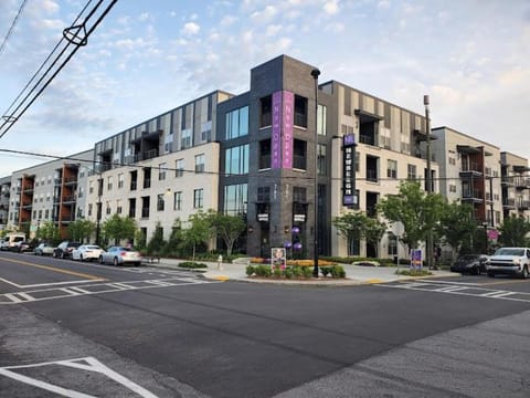 Buckhead Quarters- Spacious with Private Balcony Apartment in Buckhead