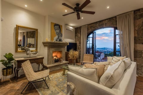 Natural landscape, TV and multimedia, Living room, Seating area, Dining area, Mountain view, fireplace