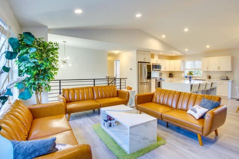 Modern Woodinville Home with Hot Tub and Sauna! House in Woodinville