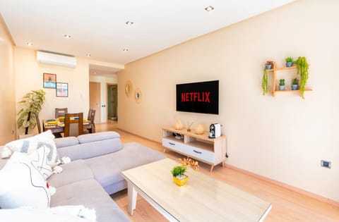 Communal lounge/ TV room, TV and multimedia, Living room, Seating area, Evening entertainment