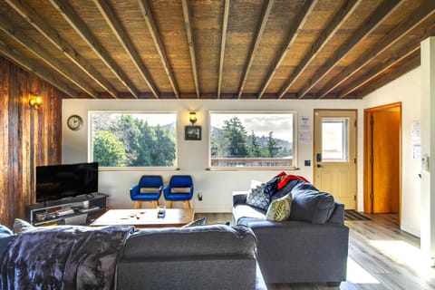 Ocean-View Oregon Coast Vacation Rental with Deck House in Gold Beach