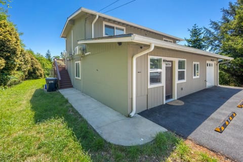 Ocean-View Oregon Coast Vacation Rental with Deck House in Gold Beach