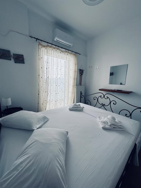 Bed, TV and multimedia, Photo of the whole room, Bedroom, towels, air conditioner