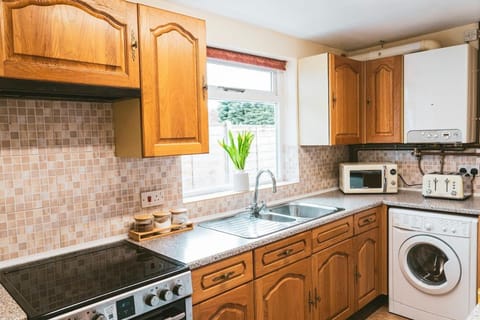 Coffee/tea facilities, oven, stove, toaster, washing machine