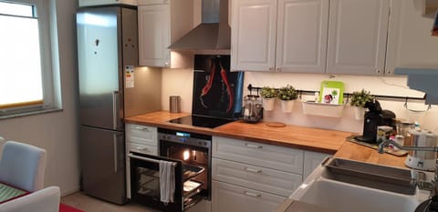 Kitchen or kitchenette, pet friendly, stove