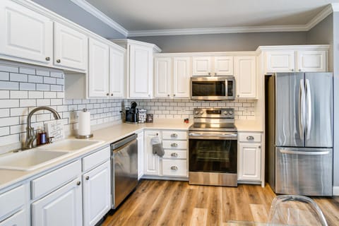 Pet-Friendly Waukee Condo 14 Mi to Des Moines! Apartment in Clive