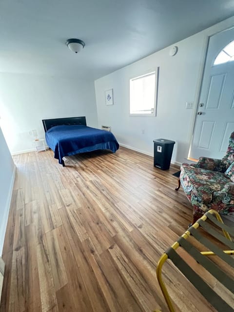 Bed, Photo of the whole room, Seating area, Bedroom