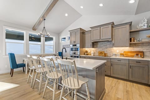 New Mountain Bluebird - walk to lake, golf, and town - game rm - family friendly - sleeps 14 House in Cascade