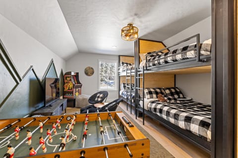 New Mountain Bluebird - walk to lake, golf, and town - game rm - family friendly - sleeps 14 House in Cascade