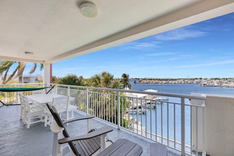 Natural landscape, View (from property/room), Balcony/Terrace, Seating area, Dining area, Sea view