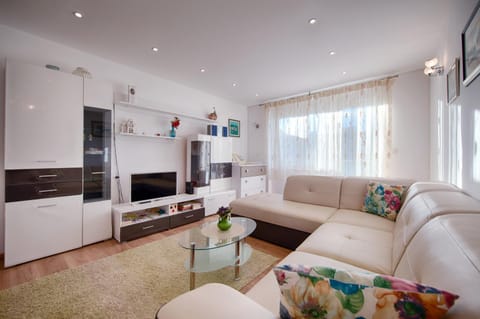 Communal lounge/ TV room, TV and multimedia, Living room, Seating area