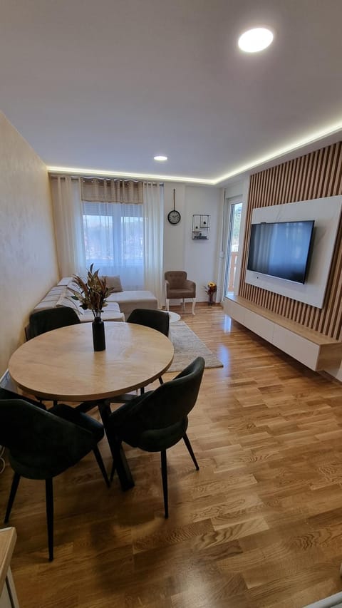 TV and multimedia, Living room, Seating area, Dining area