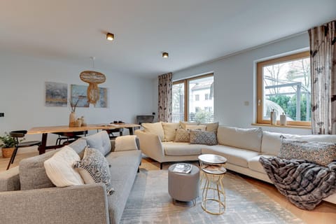 Balcony/Terrace, Living room, Seating area, Dining area