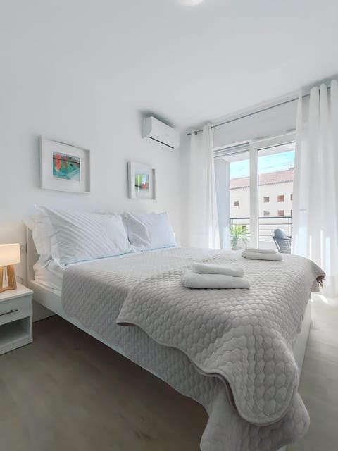 Bed, Bedroom, towels