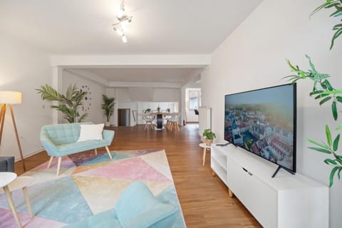 Communal lounge/ TV room, TV and multimedia, Living room, Seating area, Evening entertainment
