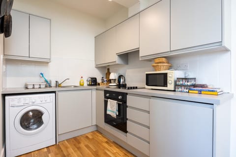 Flat w/ Balcony & Canal view - 4min to station Apartment in Dublin
