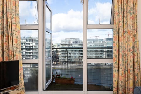 Flat w/ Balcony & Canal view - 4min to station Apartment in Dublin