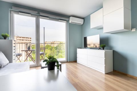 TV and multimedia, View (from property/room), Balcony/Terrace, Photo of the whole room, Seating area, Bedroom, air conditioner