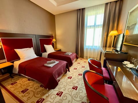 Bed, TV and multimedia, Photo of the whole room, Seating area, Bedroom