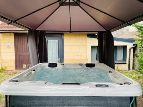 Le Manoir des Conquérants à Rouen avec Jacuzzi - 277 Apartment in Rouen