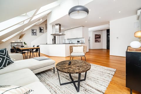 Kitchen or kitchenette, Living room, Seating area, Dining area, oven, pet friendly, stove