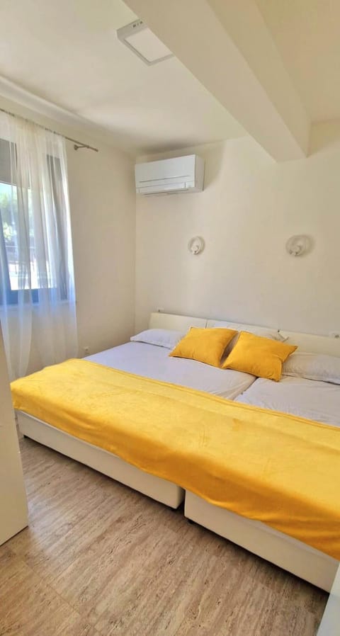 Mia Apartment in Murter