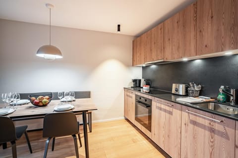 Coffee/tea facilities, Kitchen or kitchenette, Food and drinks, Dining area, Food, dishwasher, oven, stove, toaster